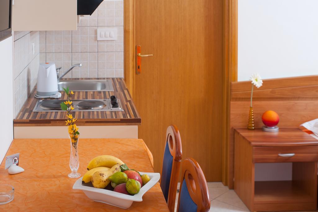 Apartments Lucia Подстрана Экстерьер фото